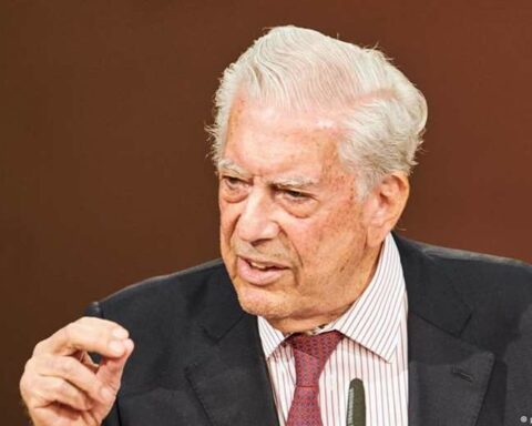 Peru: Mario Vargas Llosa supports Dina Boluarte