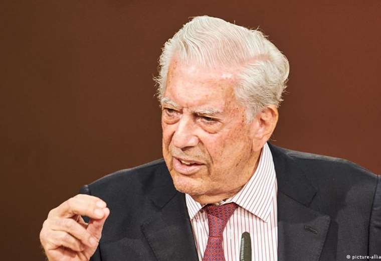 Peru: Mario Vargas Llosa supports Dina Boluarte