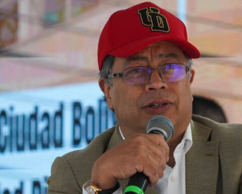 Petro faces its first major crisis, in a turbulent week