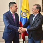 Petro meets with a union of banks in search of economic relief