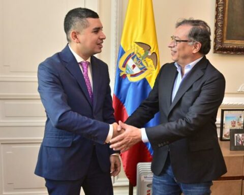 Petro meets with a union of banks in search of economic relief