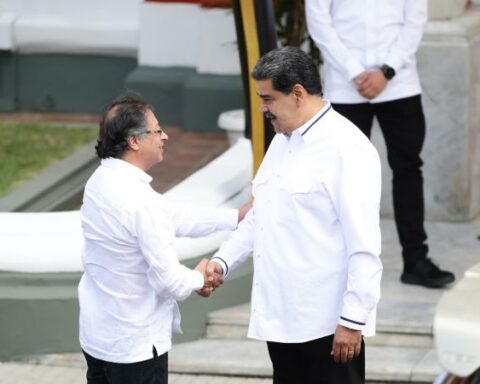 Petro travels for the third time to Caracas to meet with Maduro