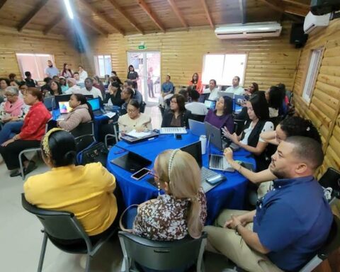 Actualizan capacitación a encargados de farmacias y medicamentos