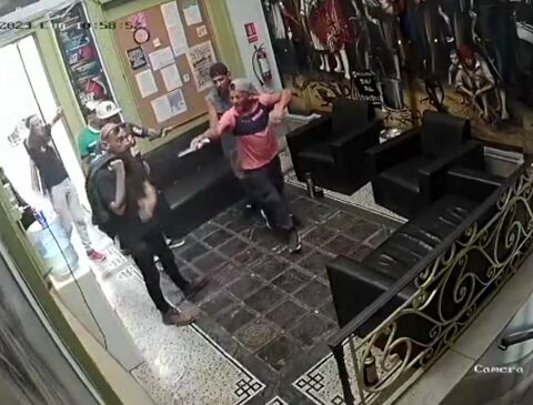 Pineapples and knives inside the fishing union: videos show violent fights and business cameras assure that the workers "they feel afraid"