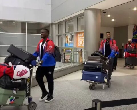 Peloteros cubanos a su llegada al aeropuerto de Miami