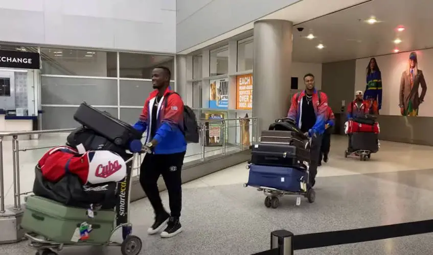 Peloteros cubanos a su llegada al aeropuerto de Miami