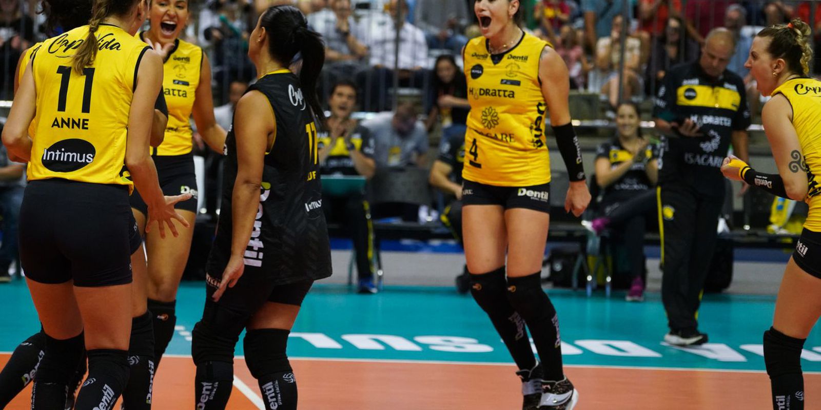 Praia Clube and Minas compete in the final of the Brazil Women's Volleyball Cup