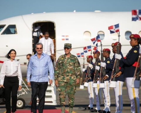 Presidente Abinader regresa al país tras lanzar primera bola en Clásico Mundial