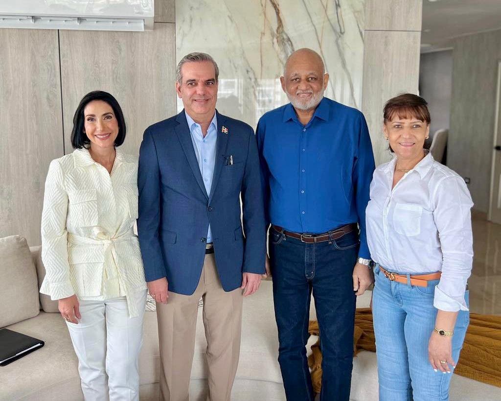 Presidente Abinader visita exministro de Educación Roberto Fulcar