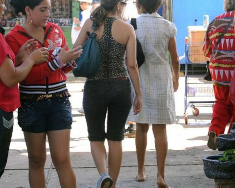 President announces bill to equalize wages for men and women