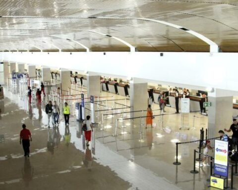 Prices of shops in airports: a scam?  who regulates them?