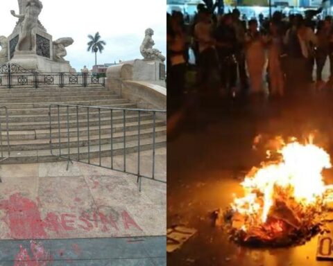 Protesters damage facilities in the Plaza Mayor of Trujillo