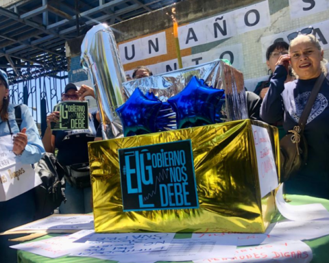 Public employees sang "unhappy birthday" to the minimum wage