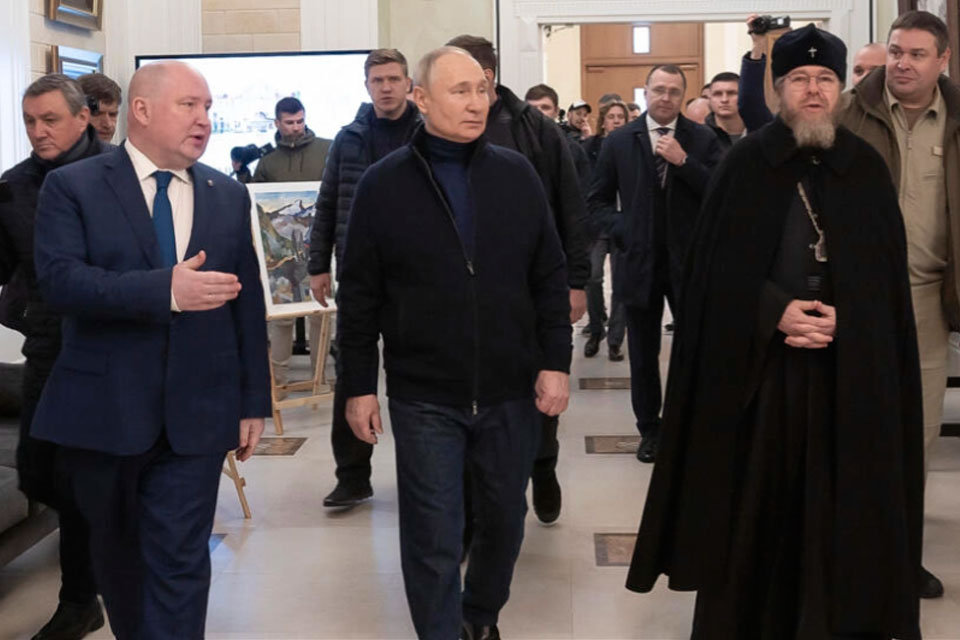 Putin visits the city of Mariupol in Ukraine after his trip to Crimea