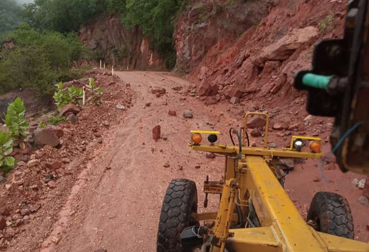 Rains in Tarija cause landslides on the highway and overflows of streams