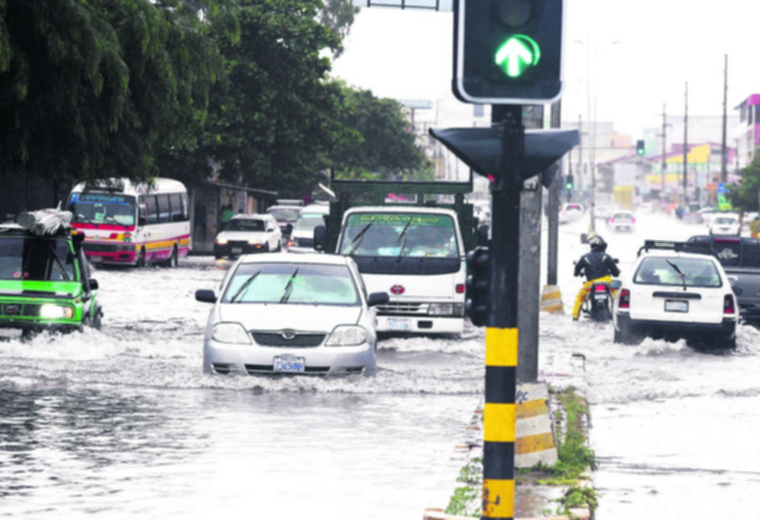Rains leave two people drowned, raise river levels and flood homes