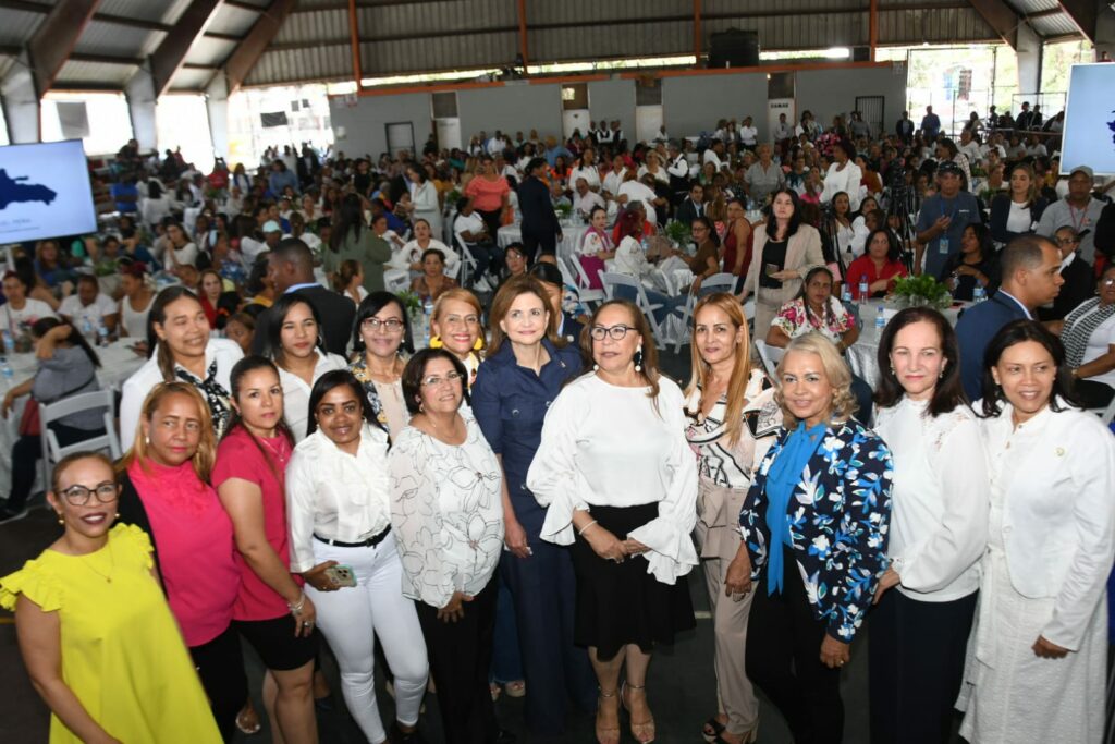 Raquel Peña holds a meeting with women entrepreneurs from Santiago