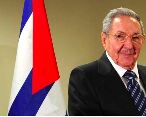 Raúl Castro arrived in Caracas to participate in a tribute to Chávez
