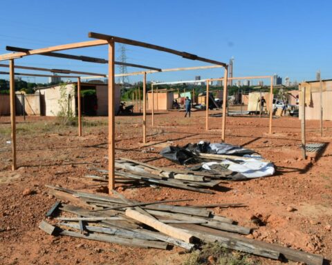 Relocation of families affected by the flooding of the Paraguay River continues