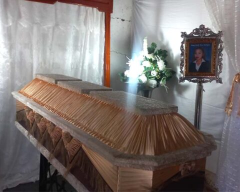 La dolida madre se consuela junto al ataúd de su hija, quien soñaba con construirle “una casa bonita”. Foto: VEL