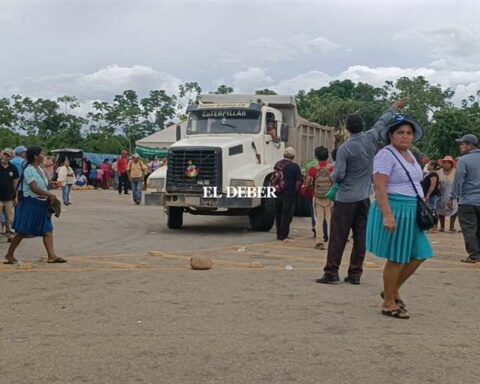 Residents resume the blockade in Yapacaní due to the lack of response from ministers in the meeting installed