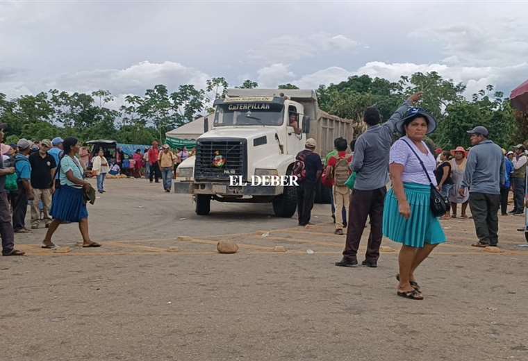 Residents resume the blockade in Yapacaní due to the lack of response from ministers in the meeting installed