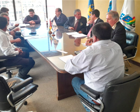 Roadblocks force the postponement of the national motor racing race in Oruro