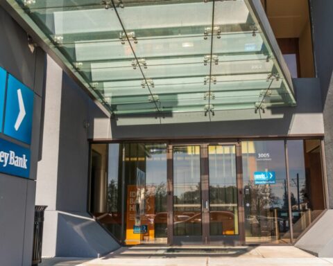 Silicon Valley Bridge Bank's new CEO calls on savers to get their money back