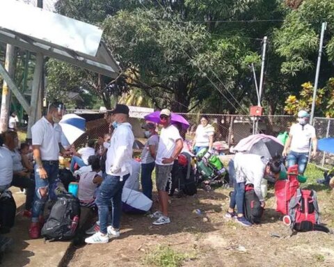 Migrantes cubanos en la frontera entre Costa Rica y Nicaragua