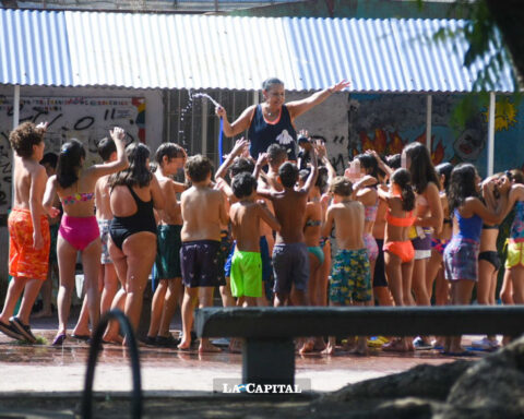 Students in bathing suits to combat heat wave in Argentina