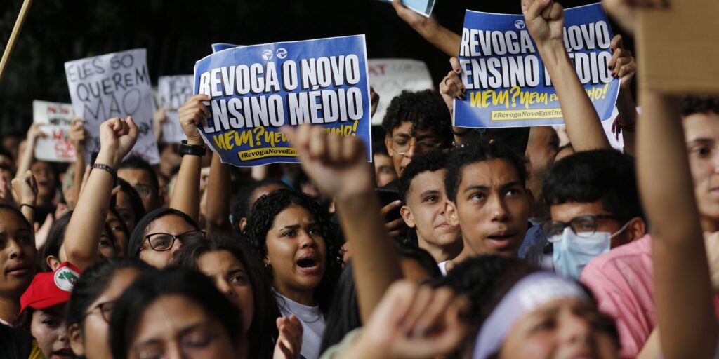 Students march for the repeal of the new high school in SP