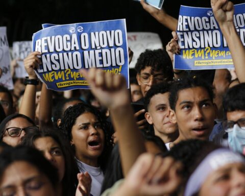 Students march for the repeal of the new high school in SP