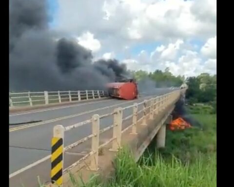 Tanker truck full of fuel falls into the Jejuí River