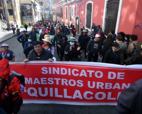 Teachers protest dedicating songs by Shakira and Maroyu to the Minister of Education;  even the policemen laugh