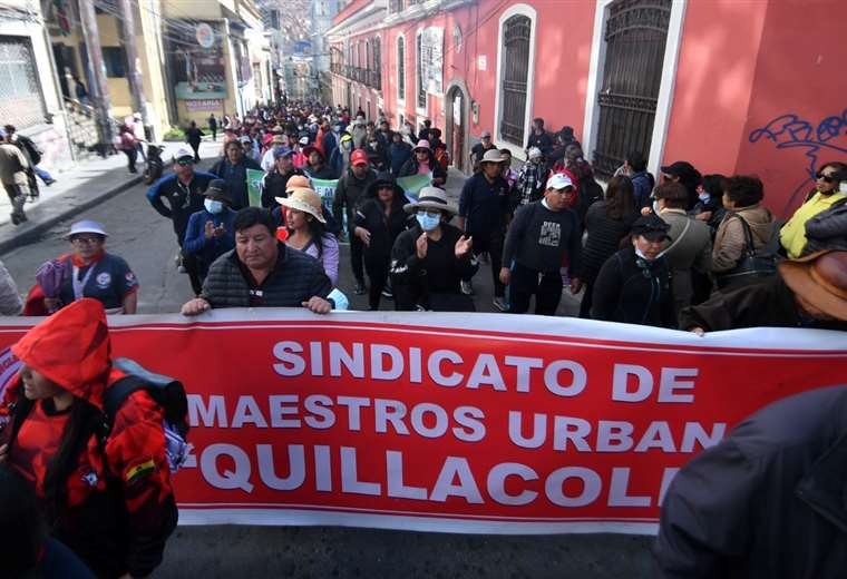 Teachers protest dedicating songs by Shakira and Maroyu to the Minister of Education;  even the policemen laugh