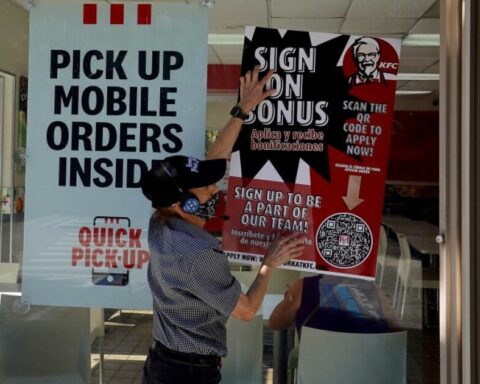 The United States creates more jobs than expected in February