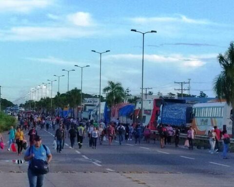 The blockades in Warnes are massive and motorcycle taxi drivers demand that the mayor come to dialogue