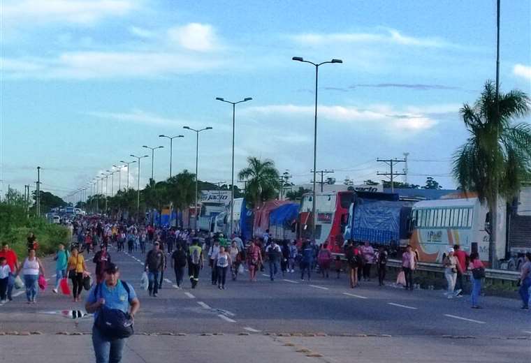 The blockades in Warnes are massive and motorcycle taxi drivers demand that the mayor come to dialogue