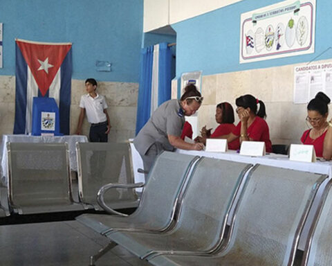 The elections to the Parliament start in Cuba with low attendance and less enthusiasm