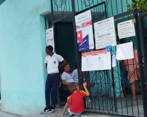 The images of empty voting centers in Cuba deny the official participation of more than 70%