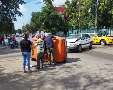 The lack of traffic lights due to a blackout causes an accident in Havana