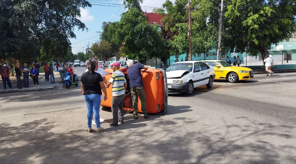 The lack of traffic lights due to a blackout causes an accident in Havana