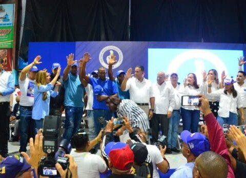 Juramentan en PRM a alcalde, director distrital, regidores y exdirigentes del PLD, PRD y FP