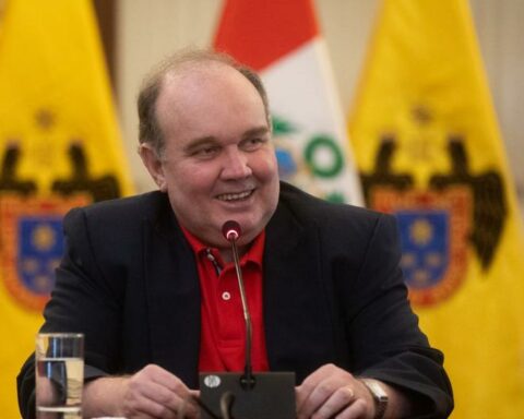 The officials of Rafael López Aliaga