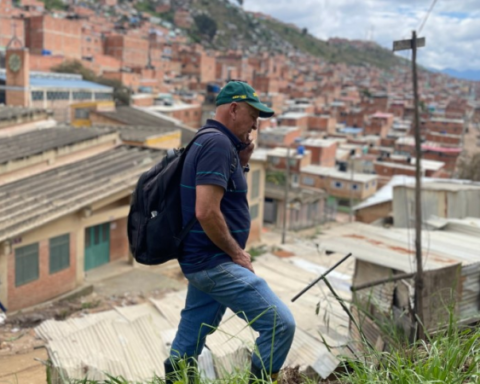 The plumber who went from 'stealing' water in Bogotá to distributing it in Soacha