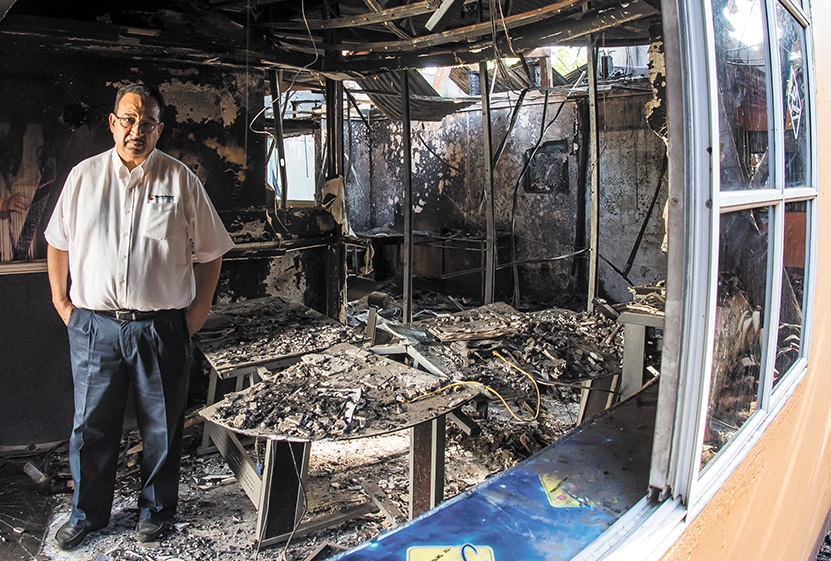 Anibal Toruño en los restos que quedaron de su estación de Radio Darío León. Foto: La Prensa