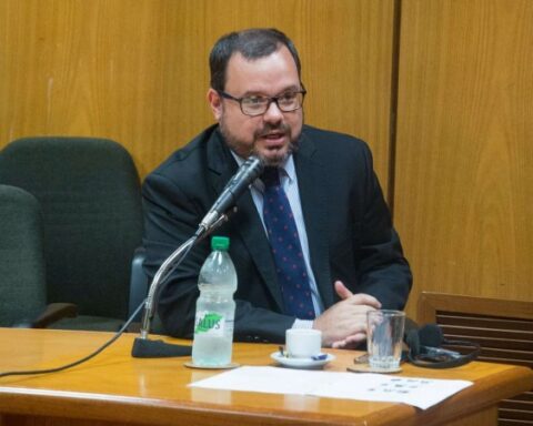 They accuse Felipe Schipani of "persecuting" Twitter users and exposing their names.  His wife also got in