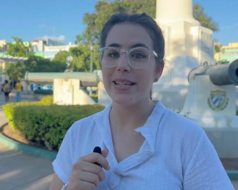 They arrest 'Hildina', the young woman who exposes the poverty of Cuba on her YouTube channel