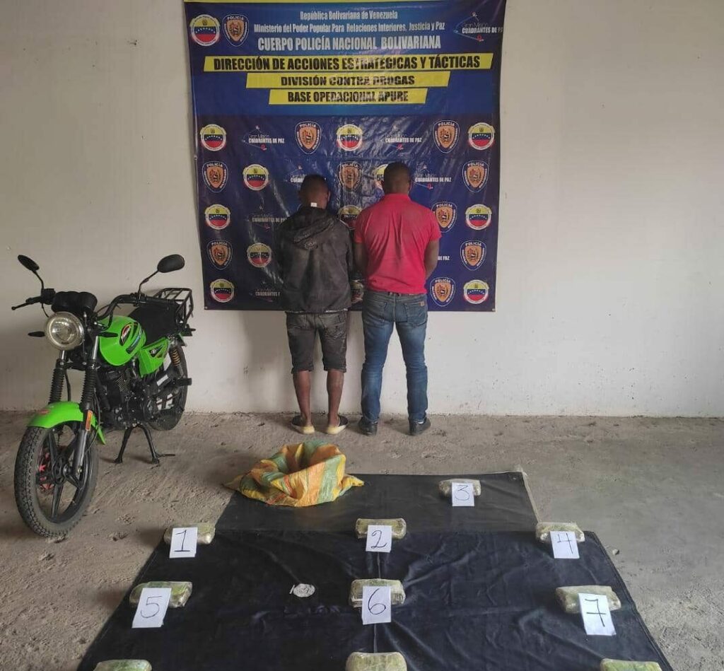 They arrested two subjects with 10 panelas of cocaine