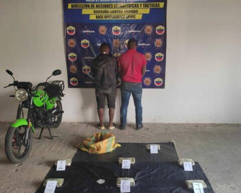 They arrested two subjects with 10 panelas of cocaine